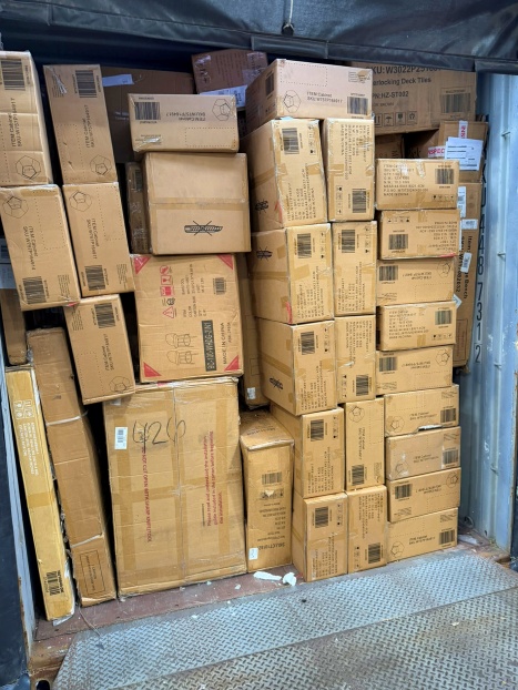 Interior de contenedor lleno de muebles