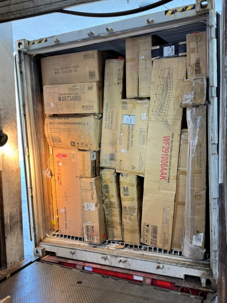 Interior de contenedor lleno de muebles