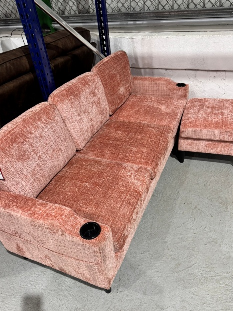 Inventario de muebles en almacén de importador