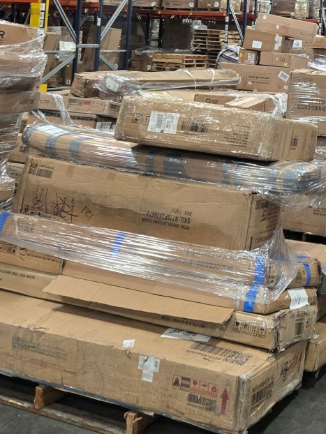 Pallets de muebles en almacén de California