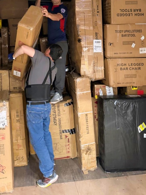 Proceso de carga de contenedor de muebles